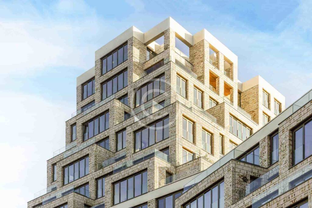 edificio moderno ladrillo fachada compleja